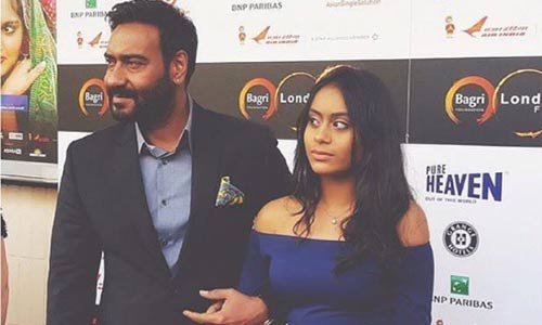 Nysa with his dad Ajay Devgan in star awards