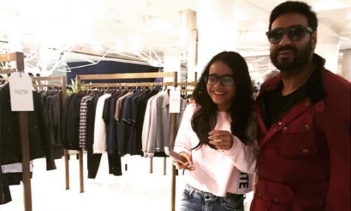 Nysa at shopping mall with his dad Ajay Devgan